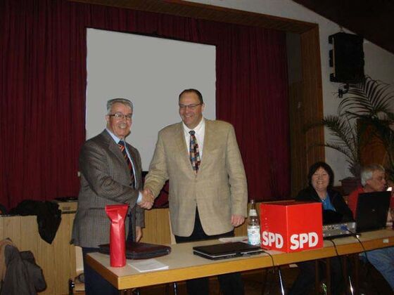 Altbürgermeister Reinhard Roos mit dem Ortsvereinvorsitzenden Ulrich Störzner
